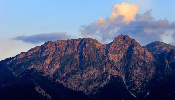 polen, hohe tatra, zakopane - giewont, szczerba, lange giewont czerwone wierchy, kondracka kopa, malolaczniak und sarnia skala gipfel - poland mountain tatra mountains giewont stock-fotos und bilder