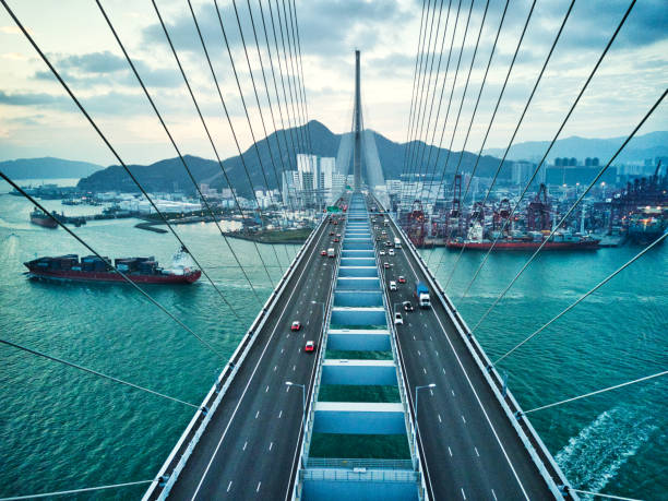 brücke in hongkong und container cargo frachtschiff - internationale finanzen stock-fotos und bilder