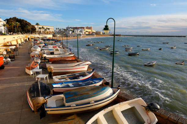 рыбацкие лодки в ла калета, кадис, испания - andalusia beach cadiz spain стоковые фото и изображения