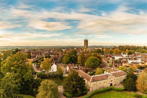 vistas de la ciudad de warwick con iglesia - warwickshire fotografías e imágenes de stock