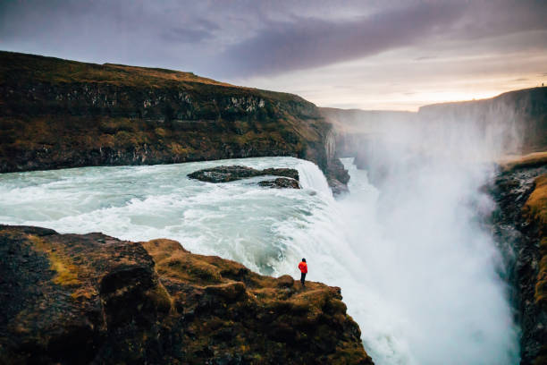 hermosa vista a la cascada de gullfoss islandia - gullfoss falls fotografías e imágenes de stock