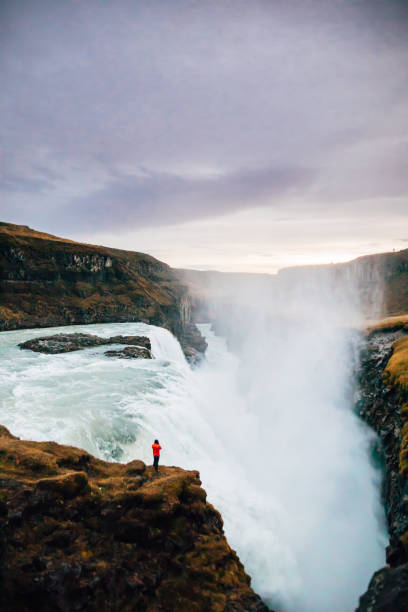 hermosa vista a la cascada de gullfoss islandia - gullfoss falls fotografías e imágenes de stock