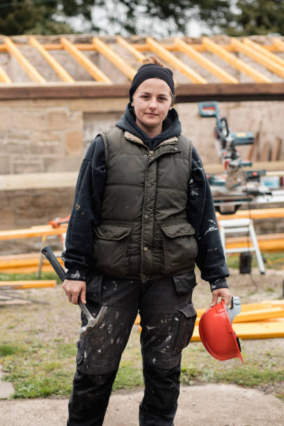 headshot of a female joiner - home improvement work tool hammer portrait imagens e fotografias de stock