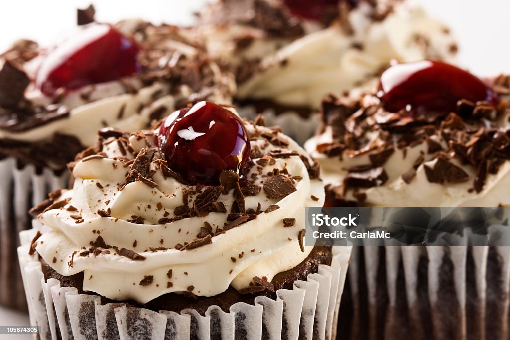 Wiśnia/chocolate cupcake - Zbiór zdjęć royalty-free (Wiśnia)