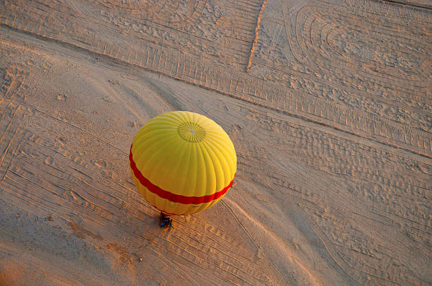 vista aérea de uma ar quente balão e areia sobremesa, tebas, luxor, egito - luxor east bank - fotografias e filmes do acervo