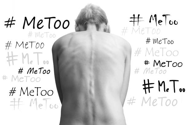 tiro sensível de uma mulher contra um fundo branco com a hashtag # mimmuito - me too movimento social - fotografias e filmes do acervo