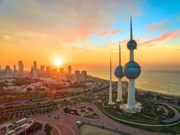 日没時にクウェート ・ タワー - クウェート市 ストックフォトと画像