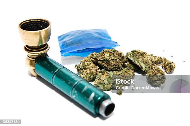 Drugausstattung Stockfoto und mehr Bilder von Marihuana - Cannabisblütenstände und -blätter in unverarbeiteter Form - Marihuana - Cannabisblütenstände und -blätter in unverarbeiteter Form, Rohr, Weißer Hintergrund