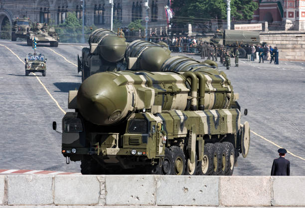 misiles nucleares rusos topol-m en desfile militar, moscú - armas de destrucción masiva fotografías e imágenes de stock