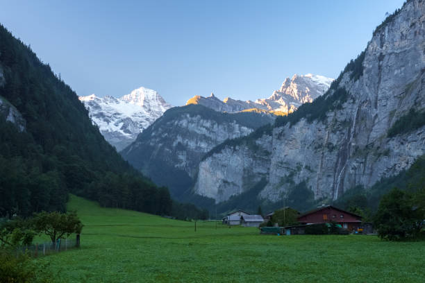 sonne steigt in das lauterbrunnental (berner oberland, schweiz) - monch sun snow european alps stock-fotos und bilder