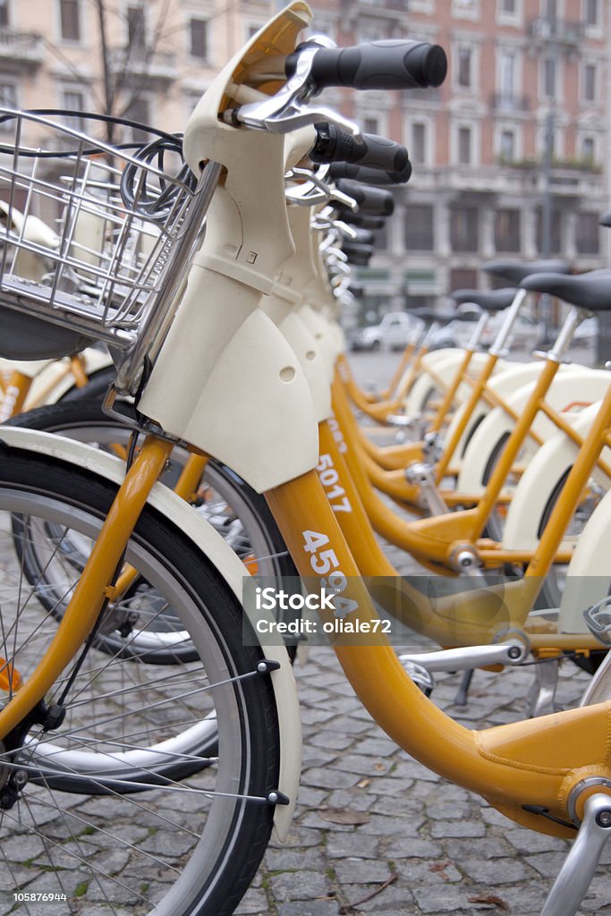 Pedalando-Scena urbana città - Foto stock royalty-free di Ambiente