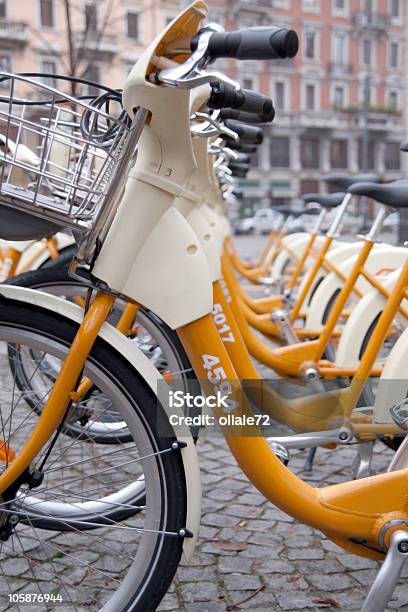 Pedalandoscena Urbana Città - Fotografie stock e altre immagini di Ambiente - Ambiente, Argentato, Attrezzatura domestica