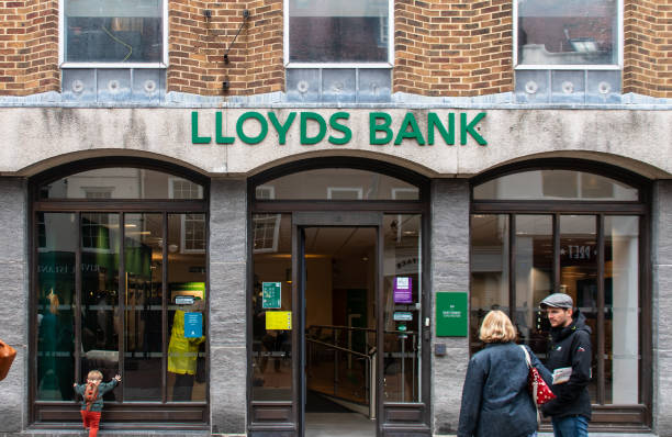 a frente do ramo lloyds bank em east street - chichester england - fotografias e filmes do acervo