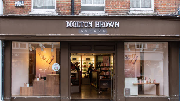 東通りにモルトン ・ ブラウン cosmeetics の前面を格納します。 - chichester england ストックフォトと画像