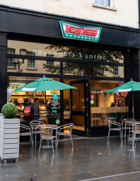 le front des beignets krispy kreme stocker sur southgate st - krispy kreme photos et images de collection