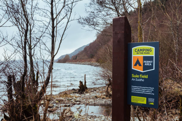 camping sign on the loch lomond shore near the inverbeg settlement - loch lomond loch ben lomond scotland imagens e fotografias de stock