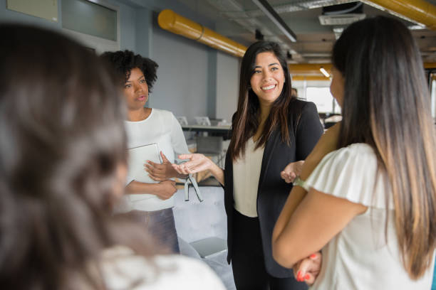 gruppo di donne che hanno una conversazione informale - business meeting expressing positivity interview business foto e immagini stock