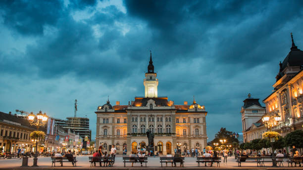 諾維薩德的中心晚上 - 塞爾維亞 個照片及圖片檔