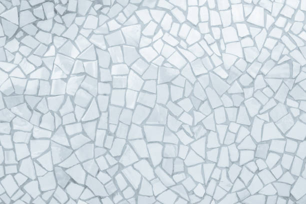 modèle sans couture de mosaïque de tuiles cassées. blanc et gris la vraie photo de carrelage mural haute résolution ou de la brique sans soudure et texture fond intérieur. - spanish tiles photos et images de collection