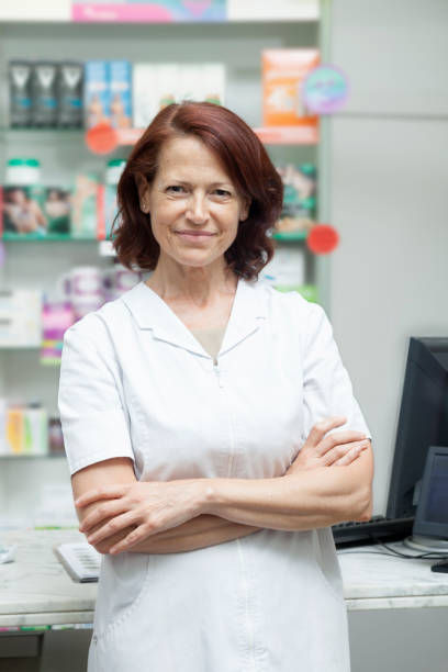 farmaceutka kobieta - pharmacist mature adult smiling senior adult zdjęcia i obrazy z banku zdjęć