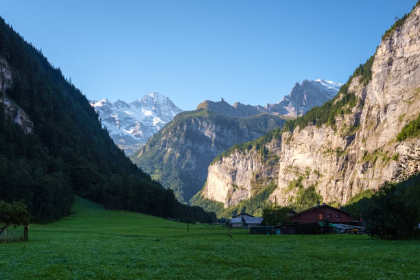 sonne steigt in das lauterbrunnental (berner oberland, schweiz) - monch sun snow european alps stock-fotos und bilder