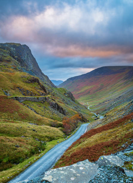 vue de portrait de honister pass - lakedistrict photos et images de collection