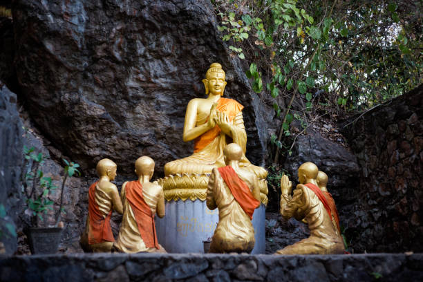 templo budista monte phou si - laos luang phabang thailand religion fotografías e imágenes de stock
