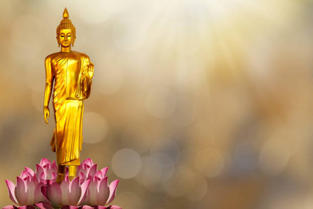 goldene buddha-statue auf rosa lotus auf unscharfen golden bokeh hintergrund - buddha image stock-fotos und bilder