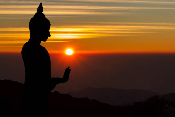 silhouette della statua del buddha su sfondo blucercato dell'alba dorata - buddha thailand spirituality wisdom foto e immagini stock