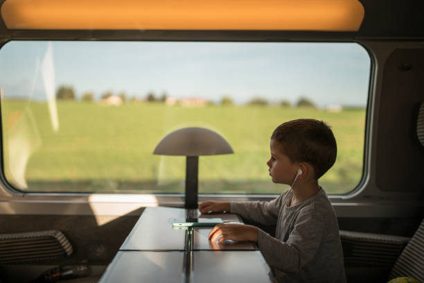 chłopiec w pociągu - high speed train audio zdjęcia i obrazy z banku zdjęć