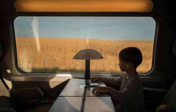 маленький мальчик весело провести время в поезде - high speed train audio стоковые фото и изображения