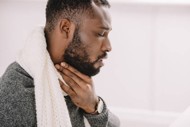 boğaz ağrısı olan hastalıklı afrikalı-amerikalı adam - boğaz ağrısı stok fotoğraflar ve resimler
