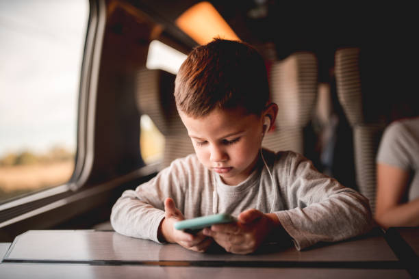 mały chłopiec bawiąc się w pociągu - high speed train audio zdjęcia i obrazy z banku zdjęć