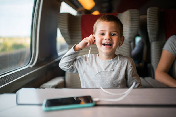 mały chłopiec bawiąc się w pociągu - high speed train audio zdjęcia i obrazy z banku zdjęć