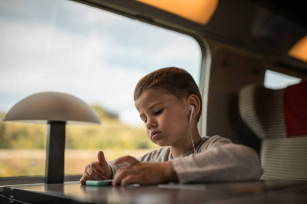 chłopiec w pociągu - high speed train audio zdjęcia i obrazy z banku zdjęć