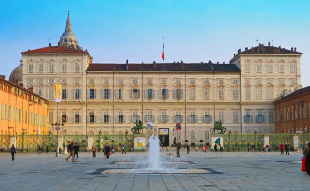 royal palace von turin, italien - palazzo reale turin stock-fotos und bilder