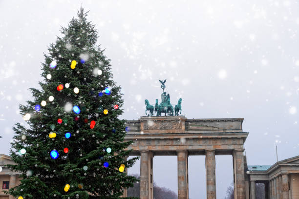 bradenburg gate with christmas tree - winter city germany brandenburg imagens e fotografias de stock
