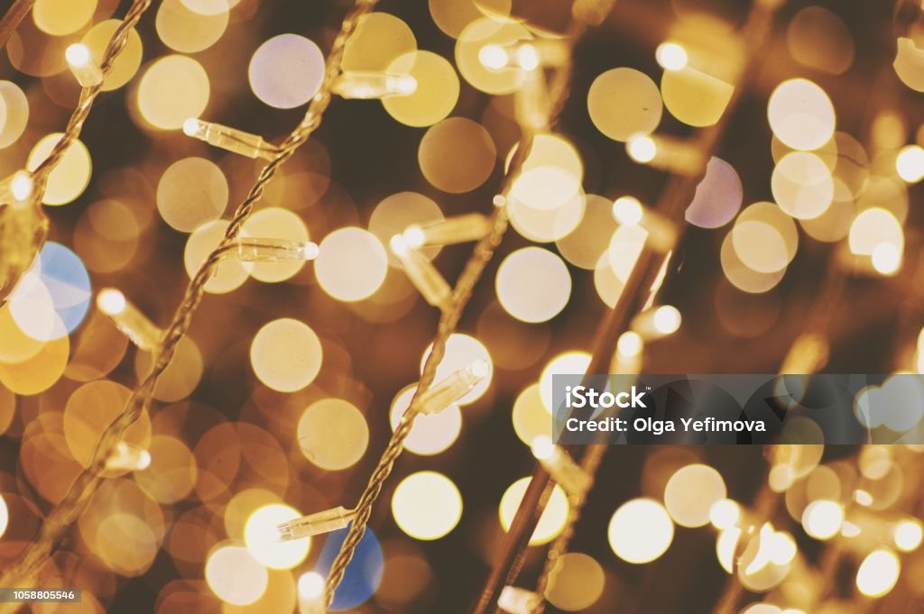 Plein cadre coup d’illuminé guirlandes et bokeh - Photo de Guirlande lumineuse - Décoration de fête libre de droits