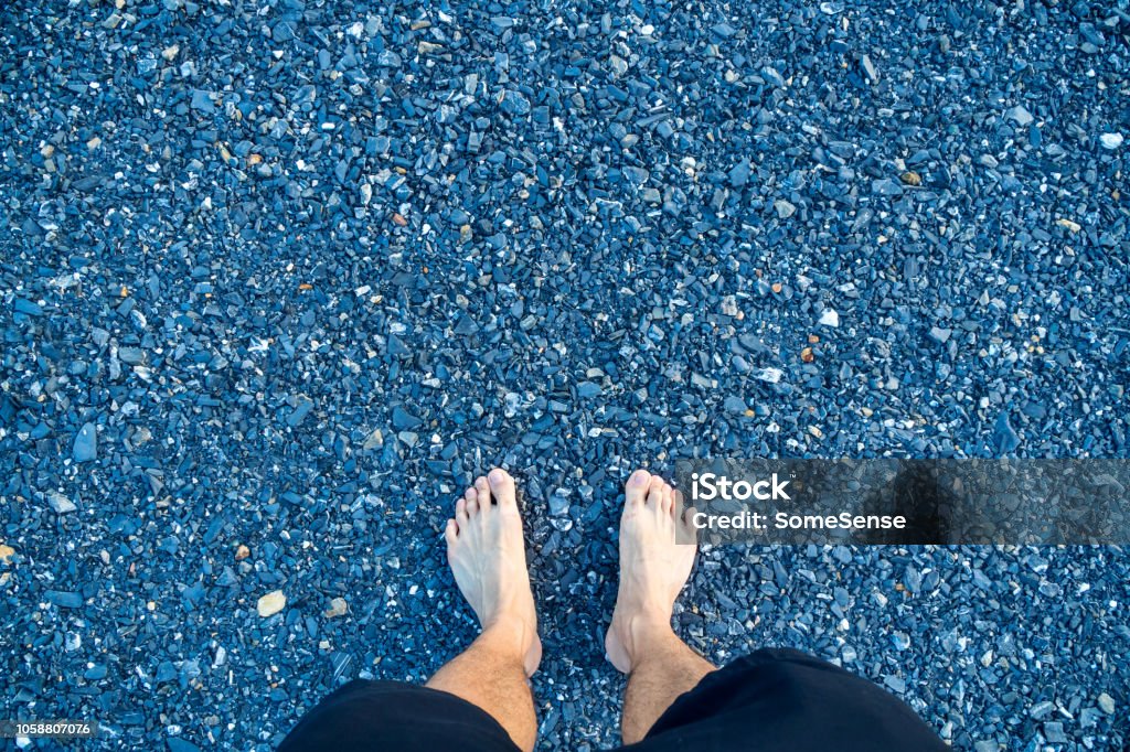 남자의 발 블루 화강암 자갈에 서 서 거친에 대한 스톡 사진 및 기타 이미지 - 거친, 건설 산업, 남자 - iStock