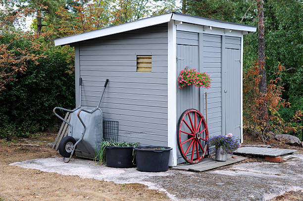 garagem de jardim em cinzento - shed imagens e fotografias de stock