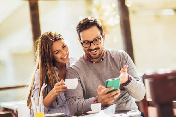 hermosa pareja amorosa sentado disfrutando de un café en café y conversación. amor, romance, citas - outdoors drinking women friendship fotografías e imágenes de stock