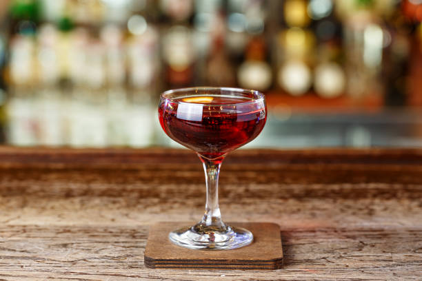 un cocktail à base de whisky avec le vermouth, manhattan. cocktail apéritif sur la barre dans la boîte de nuit - dry vermouth photos et images de collection