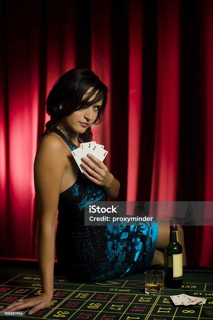 Девушка в казино - Стоковые фото Женщины роялти-фри