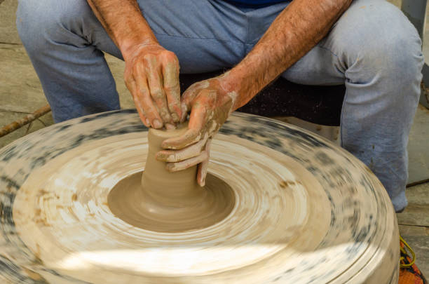 крупным планом руки художника создания глиняного горшка, традиционный метод создания керамических изделий - making craft craftsperson circle стоковые фото и изображения