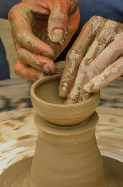 крупным планом руки художника создания глиняного горшка, традиционный метод создания керамических изделий - making craft craftsperson circle стоковые фото и изображения