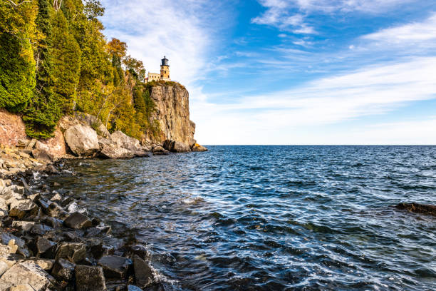 faro de la roca de fractura protegiendo las orillas del lago superior - split rock lighthouse fotografías e imágenes de stock