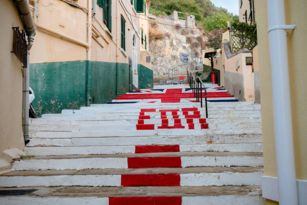 schritte gemalt mit dem union jack in gibraltar - elizabeth ii queen nobility british flag stock-fotos und bilder