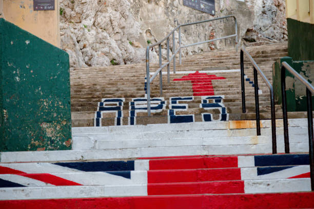 schritte gemalt mit dem union jack in gibraltar - elizabeth ii queen nobility british flag stock-fotos und bilder