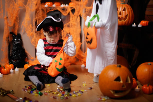 vestido de niña niño jugando en la fiesta de halloween - baby pirate costume toddler fotografías e imágenes de stock