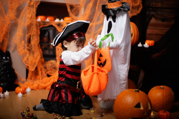 vestido de niña niño jugando en la fiesta de halloween - baby pirate costume toddler fotografías e imágenes de stock